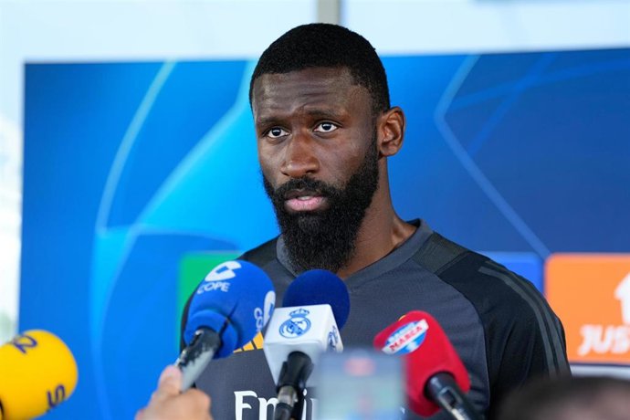 El central del Real Madrid Antonio Rüdiger atiende a los medios de comunicación.