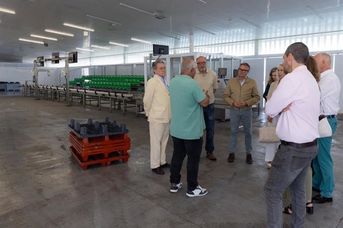 El candidato de Vox al Parlamento europeo y eurodiputado Herman Tertsch visita el puerto de Motril (Granada).
