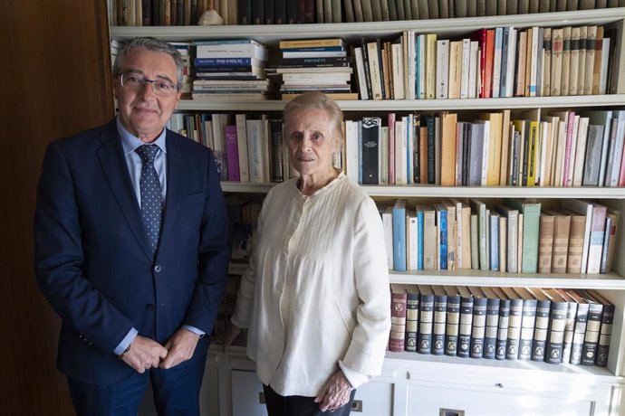 El presidente de la Diputación, Francisco Salado, visitó a la poeta María Victoria Atencia en marzo para conocer la extensa biblioteca personal y su archivo documental, que ahora pasará a formar parte de la biblioteca del Centro del 27.