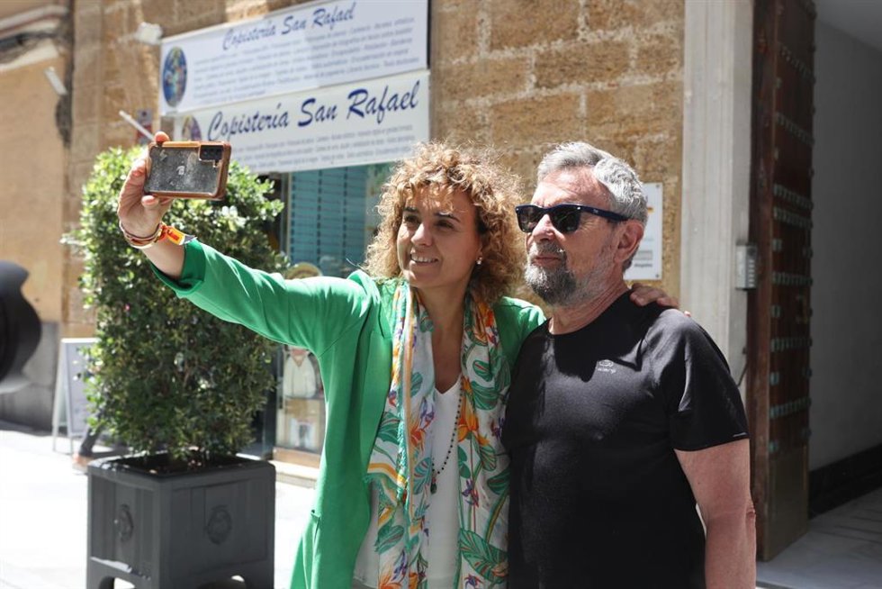 La cabeza de lista del PP a las elecciones europeas de 9 de junio, Dolors Montserrat, este lunes en Cádiz haciéndose una foto con un viandante.