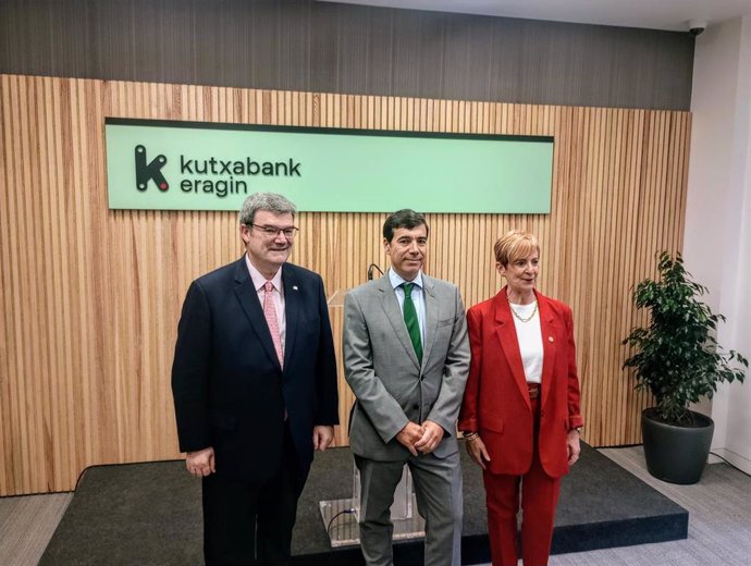 Juan Mari Aburto, Anton Arriola y Arantxa Tapia, en la sede de Kutxabank Eragin en Bilbao