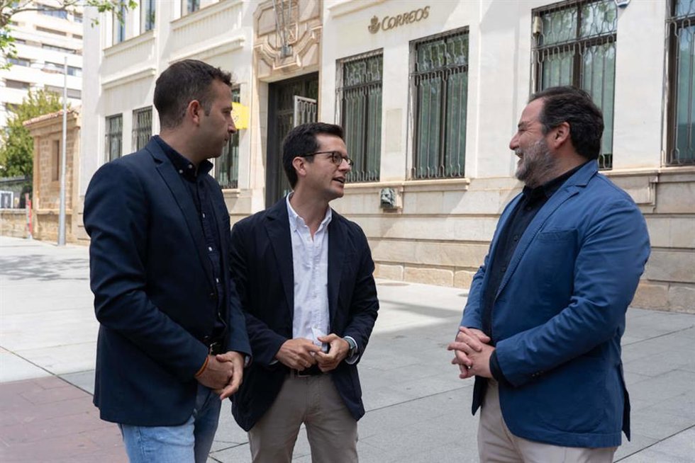 En el centro, Cabezón junto a los populares Javier Jiménez (izquierda) y José Manuel Hernando