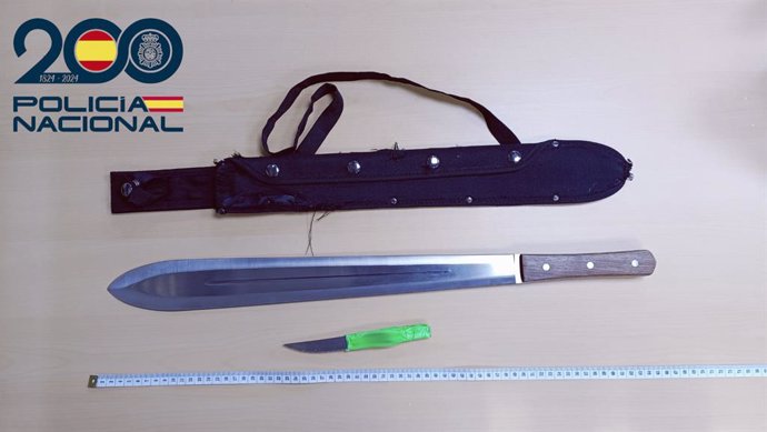 Cuchillo y machete intervenidos a los menores detenidos por formar parte de 'Los trinitarios'.
