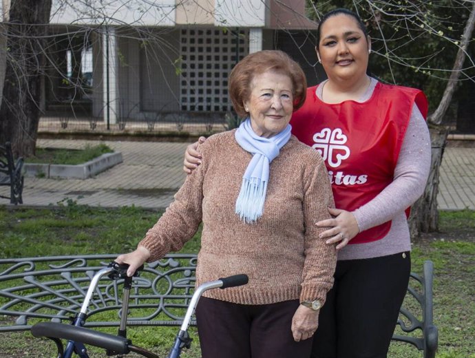 Manuela Priego (drcha.), voluntaria, y Josefa Garrido, participante de 80 años acompañada en Cáritas parroquial de San Rafael (Córdoba).