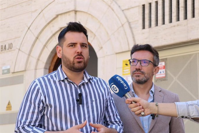 Moyano atiende a los medios junto a Romero.