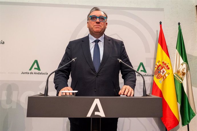 Archivo - El consejero de Turismo, Cultura y Deporte, Arturo Bernal durante la rueda de prensa posterior al Consejo de Gobierno andaluz en el Palacio de San Telmo, imagen de archivo. 