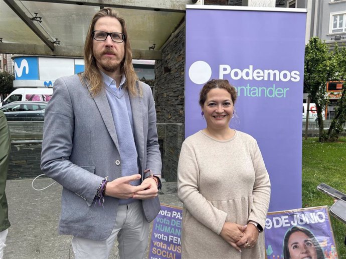 El secretario de Organización estatal y candidato de Podemos a las elecciones europeas, Pablo Fernández, junto a la coordinadora autonómica de Podemos y candidata, Mercedes González.