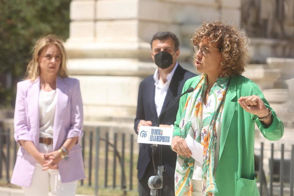 La cabeza de lista a las elecciones europeas y actual portavoz del PP, Dolors Montserrat, en un acto de campaña en Cádiz.