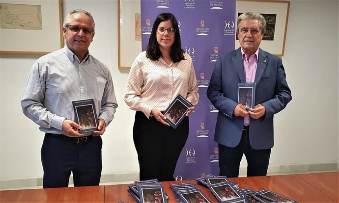 La Diputación de Almería entrega a la peña flamenca 'El Taranto' ejemplares de 'Cantes de Almería'.