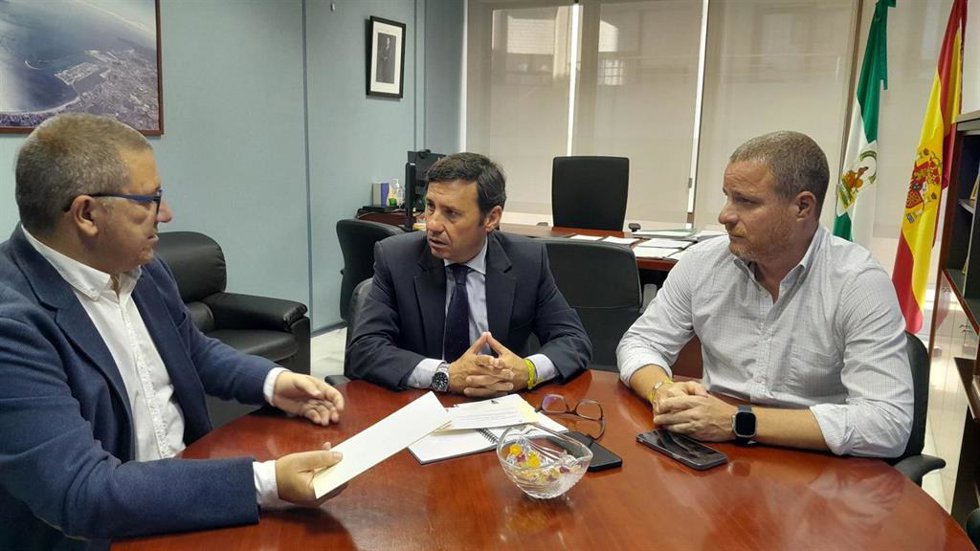 El subdelegado de la Junta de Andalucía en el Campo de Gibraltar, Javier Rodríguez Ros, reunido con el director del Centro de Internamiento de Menores Infractores La Marchenilla en Algeciras, David Gutiérrez.