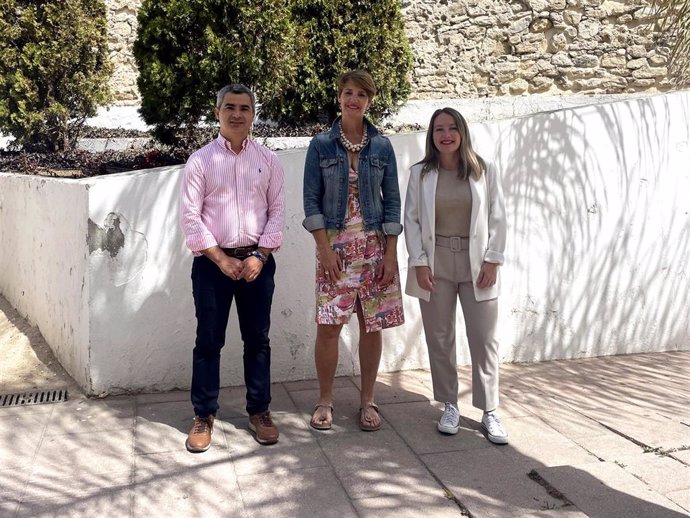 El candidato del PSOE a las elecciones europeas, Miguel Ángel Herrera, junto a la parlamentaria andaluza, Alicia Murillo, y la portavoz socialista en Estepona, Emma Molina.