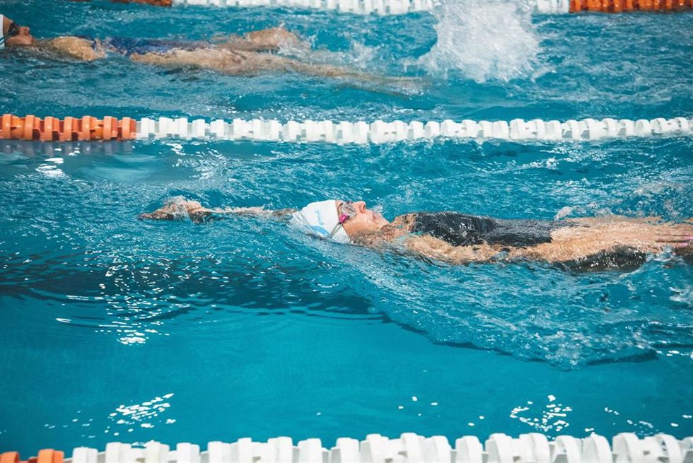 Archivo - Una persona nada en una piscina