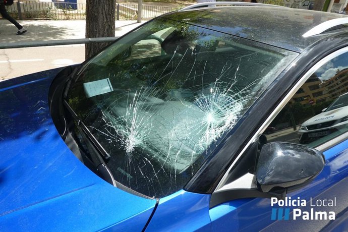 Luna fracturada del coche implicado en el atropello.