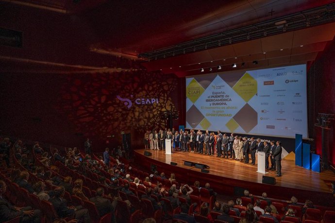 (De izq. a dcha.): La presidenta de CEAPI, Núria Vilanova, junto a empresarios iberoamericanos presentando el VII Congreso Iberoamericano CEAPI en la edición de 2023.