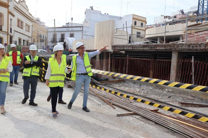 La alcaldesa de la ciudad, Ana Isabel Jiménez, ha comprobado el estado de los trabajos, señalando que será un espacio accesible desde todas las zonas aledañas, además de contar con una bolsa de aparcamiento de 80 plazas.