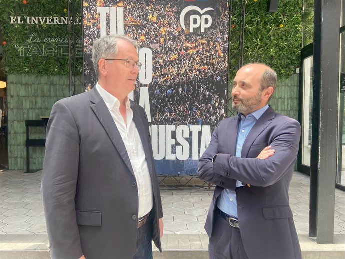 A la izquierda, el candidato del PP a las elecciones europeas Nicolás Pascual de la Parte y, a la derecha, el secretario de Empresa e Industria del PPRM, Joaquín Gómez