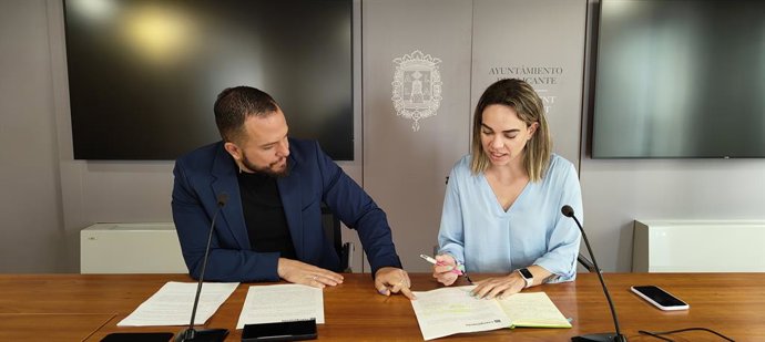 El portaveu de Compromís a l'Ajuntament d'Alacant, Rafa Mas, i la portaveu adjunta, Sara Llobell.