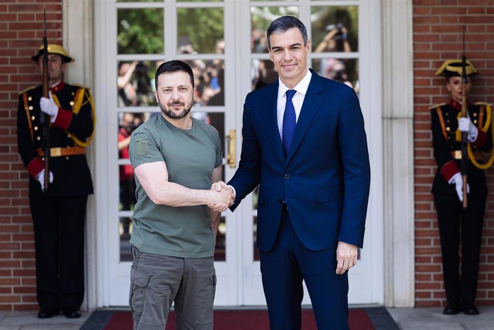 El presidente de Ucrania, Volodimir Zelenski (i) y el presidente del Gobierno, Pedro Sánchez (d), se saludan a su llegada a un encuentro en el Palacio de La Moncloa, a 27 de mayo de 2024, en Madrid (España). Durante su reunión, Sánchez y Zelenski firman