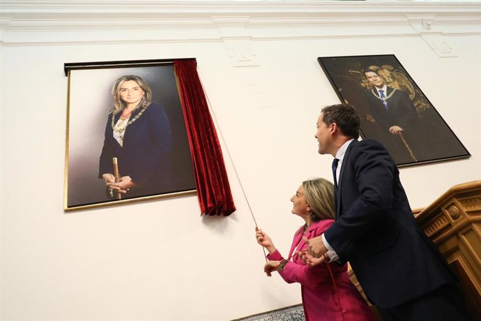 La delegada del Gobierno, Milagros Tolón, descubre su retrato como alcaldesa en el Ayuntamiento acompañada del actual alcalde, Carlos Velázquez.