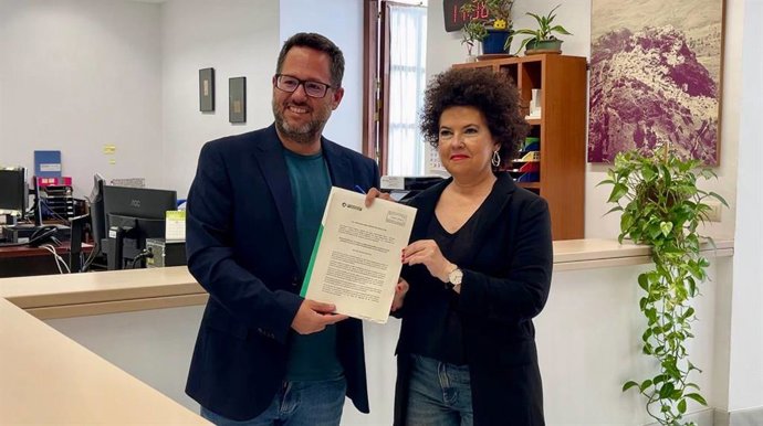 Los diputados de Adelante Andalucía José Ignacio García y Maribel Mora, este lunes durante el registro de su reforma de la Ley de Museos en el Parlamento.