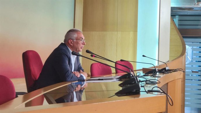 Archivo - El portavoz del Grupo Municipal Popular, Carlos Izquierdo, en rueda de prensa