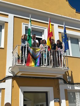 La diputada de Igualdad y Diversidad, Susana Sánchez Toro, en el acto de colocación de la bandera arcoíris en la fachada de la Mancomunidad de Municipios de la Sierra de Cádiz.