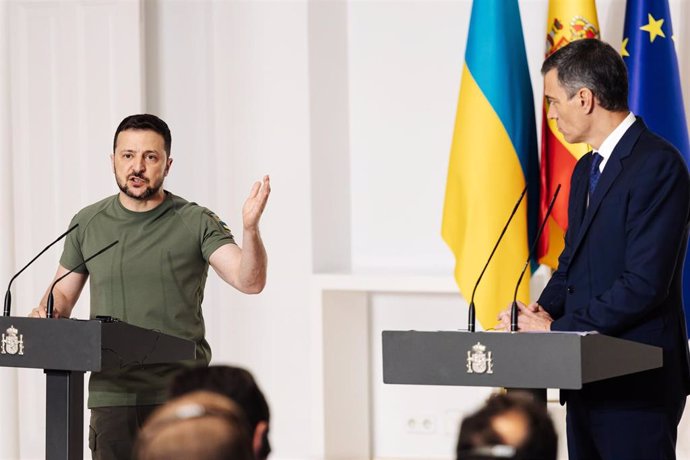 El presidente de Ucrania, Volodimir Zelenski y el presidente del Gobierno, Pedro Sánchez, durante una rueda de prensa posterior a un encuentro en el Palacio de La Moncloa