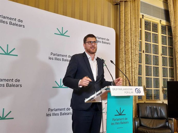 El portavoz del PP en el Parlament, Sebastià Sagreras, en rueda de prensa