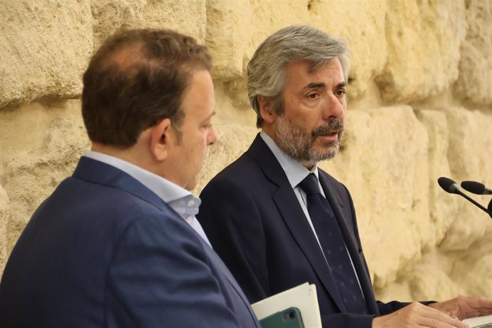 El portavoz del gobierno del Ayuntamiento de Córdoba, Miguel Ángel Torrico, junto al delegado de Comercio, Fiestas y Tradiciones, Julián Urbano.