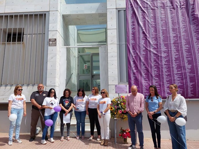 Minuto de silencio en Huércal-Overa (Almería) en recuerdo de Maite Corral, víctima de la violencia de género.