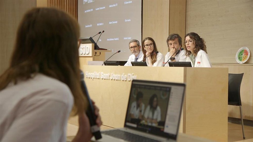 El consultor senior del Hospital Sant Joan de Déu Jaume Pérez, la dietista-nutricionista Mireia Terme, el jefe del Servicio de Gastroenterologia, Hepatología y Nutrición del SJD, Javier Martín, y la dietista-nutricionista Dámaris Martínez