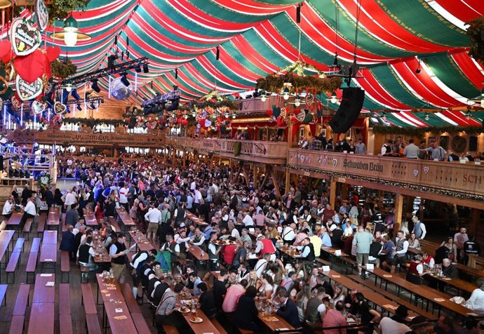 Archivo - 22 September 2023, Baden-Wurttemberg, Stuttgart: Visitors sit in a marquee during the opening of the Cannstatter Wasen folk festival. The "Wasen" is the second largest folk festival in Germany after the Munich Oktoberfest. Photo: Bernd Weibrod/