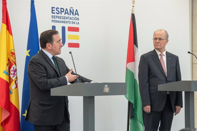 El ministro de Asuntos Exteriores, Unión Europea y Cooperación, José Manuel Albares (i), y el primer ministro palestino y responsable de Exteriores, Mohamed Mustafa (d), ofrecen una rueda de prensa 