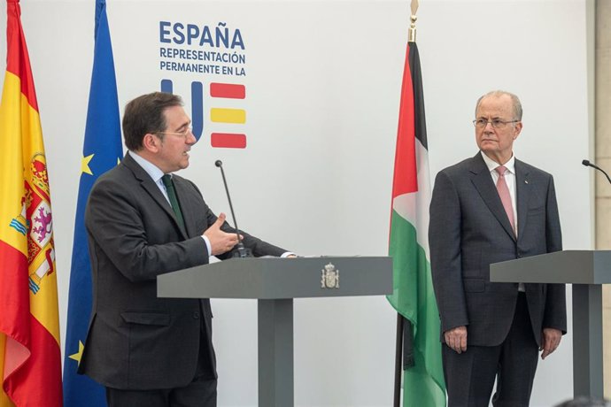 El ministro de Asuntos Exteriores, Unión Europea y Cooperación, José Manuel Albares (i), y el primer ministro palestino y responsable de Exteriores, Mohamed Mustafa (d), ofrecen una rueda de prensa