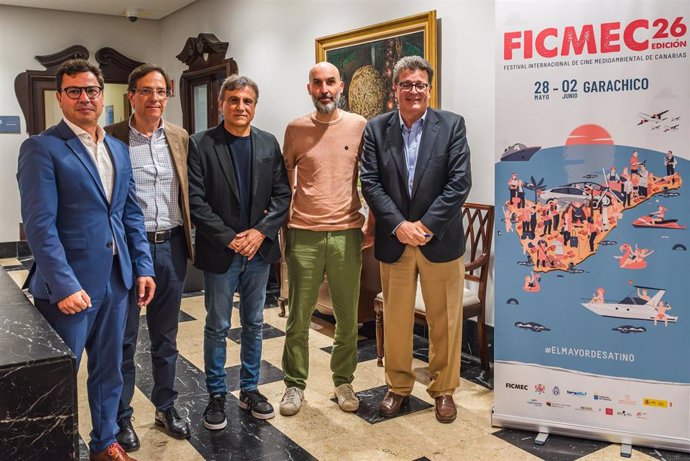 Foto de familia con motivo de la presentación de una nueva edición de FICMEC