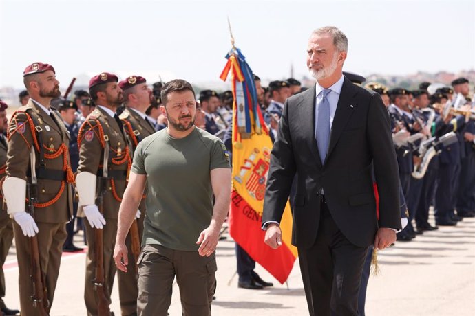 El presidente de Ucrania, Volodimir Zelenski (i) y el Rey Felipe VI (d), a pie de pista tras llegar al aeropuerto de Adolfo Suárez Madrid-Barajas, a 27 de mayo de 2024, en Madrid (España). Esta es la primera visita oficial a España de Zelenski, y tras su 