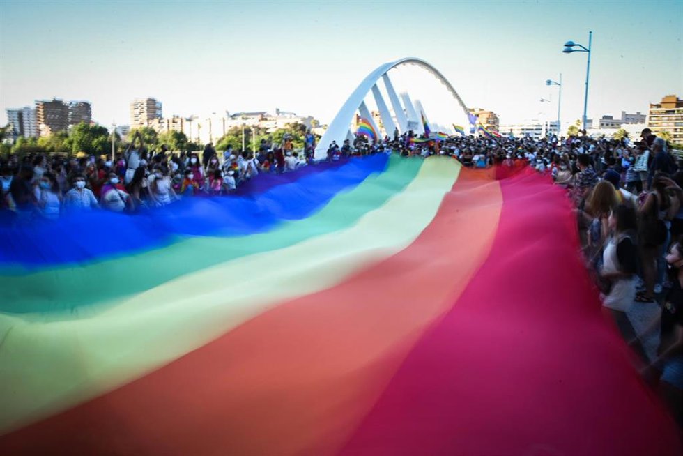 Archivo - Centenares de personas participan en una manifestación convocada por el Día Internacional del Orgullo LGTBI