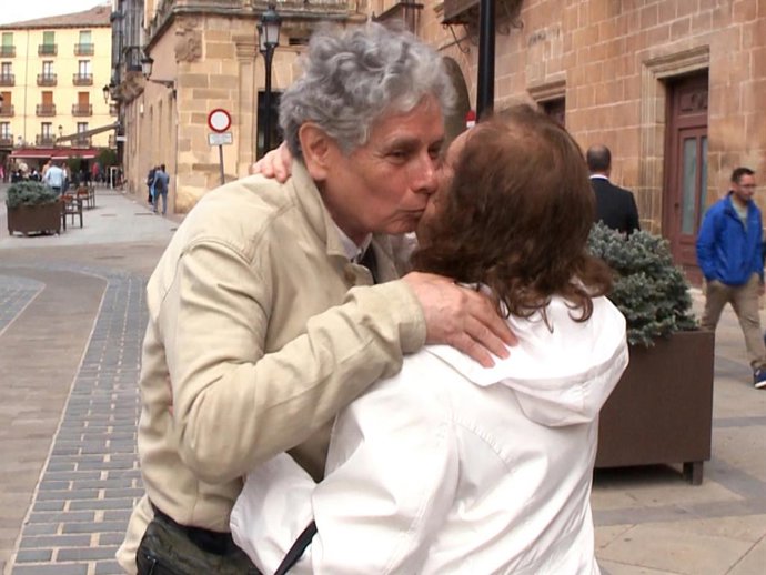 El simbólico abrazo de Rosario Bermudo, hijastra de la 'duquesa roja' con su ‘hermano’ Gabriel González de Gregorio