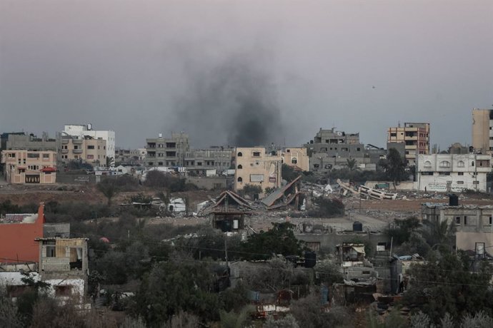 Columna de humo tras un bombardeo del Ejército de Israel contra Rafá, en la frontera entre la Franja de Gaza y Egipto (archivo)