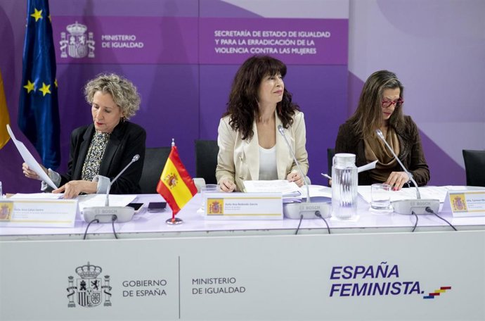 (I-D) La secretaria de Estado para la Igualdad y la Erradicación de la Violencia, Aina Calvo; la ministra de Igualdad, Ana Redondo y la delegada del Gobierno contra la violencia de género del ministerio de Igualdad, Carmen Martínez.