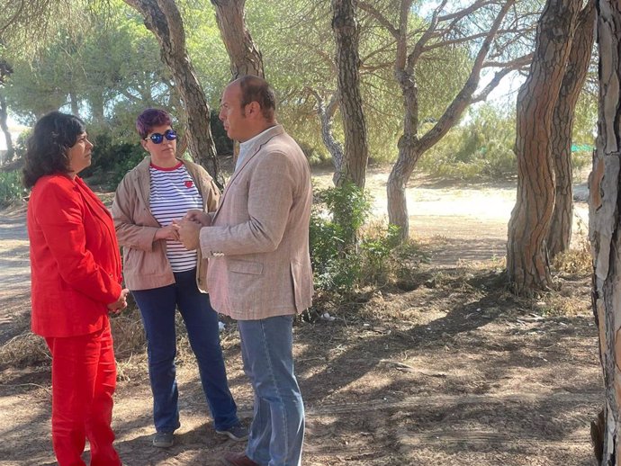 El delegado territorial de Sostenibilidad, Medio Ambiente y Economía Azul de la Junta de Andalucía en Cádiz, Óscar Curtido, junto a la alcaldesa de Sanlúcar de Barrameda, Carmen Álvarez.