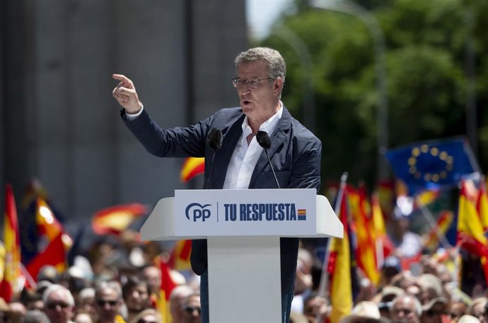 El presidente del Partido Popular, Alberto Núñez Feijóo, interviene durante una manifestación del PP, en la Puerta de Alcalá, a 26 de mayo de 2024, en Madrid (España). El Partido Popular ha elegido la Puerta de Alcalá para la manifestación de hoy contra