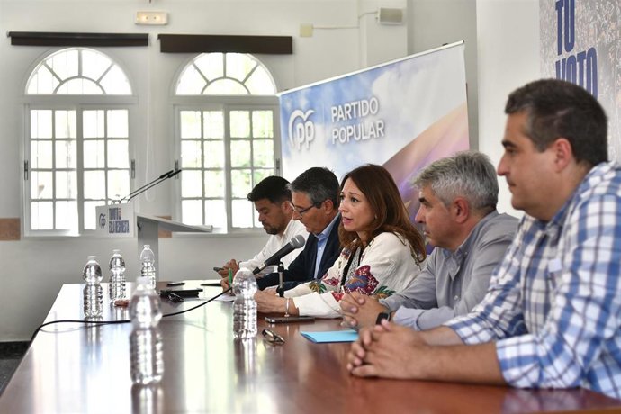 La presidenta del PP de Málaga, Patricia Navarro, junto al presidente de la Diputación, Francisco Salado, y el alcalde de Tolox, Jerónimo Macías, ha participado en Cambio Rural, órgano del partido de municipios de menos de 20.000 habitantes.