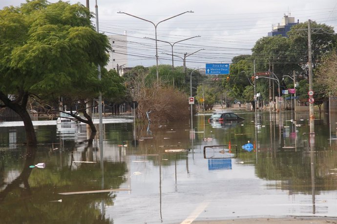 May 26, 2024, Porto Alegre, Rio Grande Do Sul, Brasil: PORTO ALEGRE (RS), 05/26/2024 Ãâ" RAIN/WEATHER/FLOOD/RS Ãâ" View of flooded streets and lots of rubbish along the streets of the capital, in the north of the city donation points form huge queue