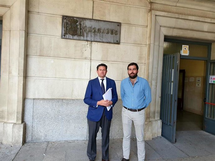 Fernando Rodríguez Galisteo, acompañado del  presidente del Comité Ejecutivo Provincial del partido, Javier Navarro