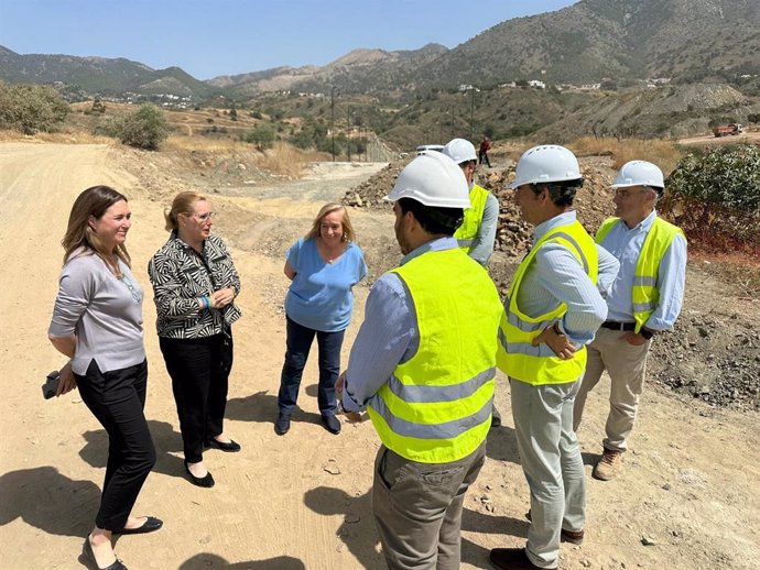 La alcaldesa de Fuengirola (Málaga), Ana Mula, la concejala de Urbanismo, Rocío Arriaga, y la edil de Torreblanca y Carvajal, María Hernández, han comprobado la evolución de las obras reanudadas el pasado 15 de mayo.