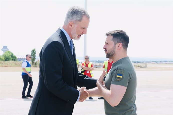 El Rey Felipe VI (i), saluda al presidente de Ucrania, Volodimir Zelenski (d), tras llegar al aeropuerto de Adolfo Suárez Madrid-Barajas, a 27 de mayo de 2024, en Madrid (España). Esta es la primera visita oficial a España de Zelenski, y tras su llegada s