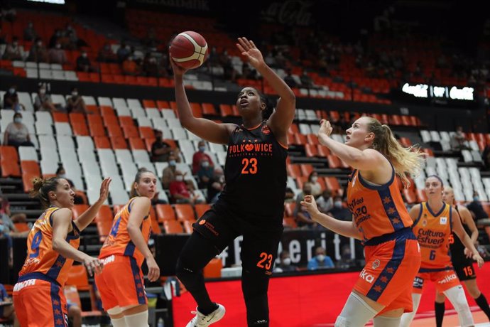 Archivo - Stephanie Mavunga durante un partido contra el Valencia Basket disputado en la Fuente de San Luis