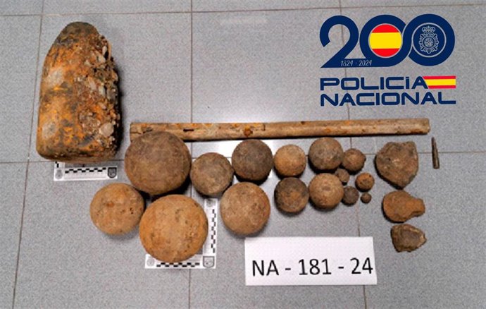 La Policía Nacional recoge y analiza un artefacto real y otros elementos militares antiguos encontrados en el Arga.