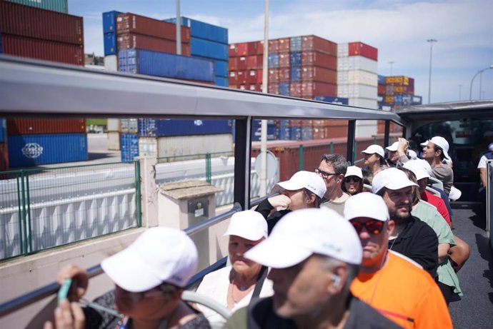 Unas 30.000 personas participan en las primeras puertas abiertas del Puerto de Barcelona